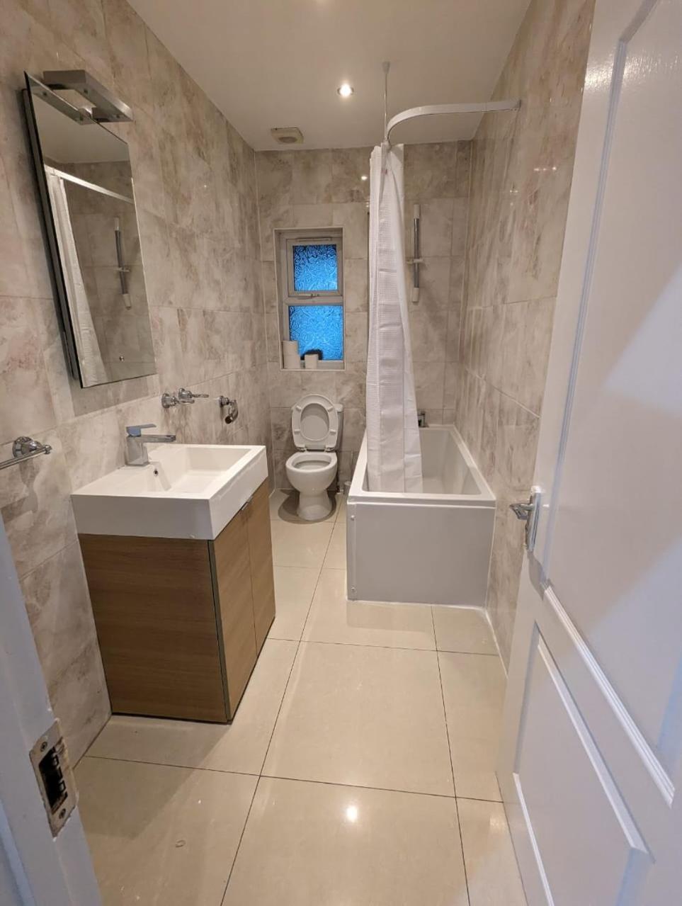 Rayan'S Lodge Stratford Лондон Екстериор снимка
